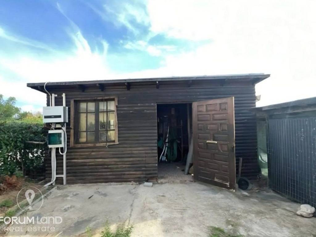 Forumland Real Estate, Εξωτερικό κιόσκι