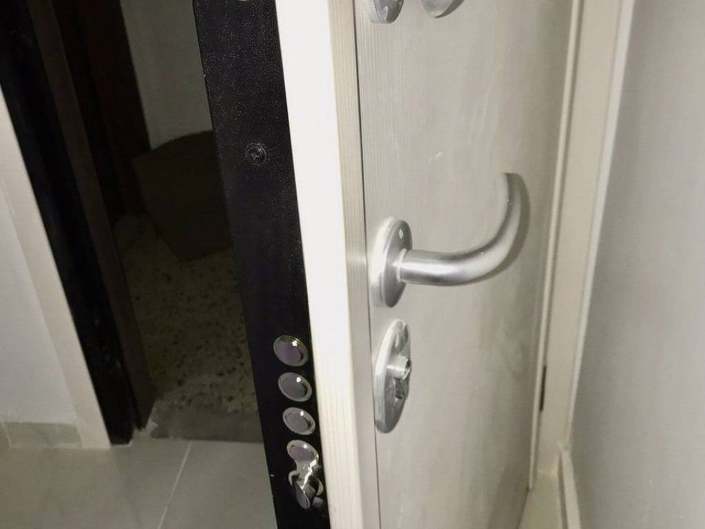 Forumland Real Estate, Θωρακισμένη πόρτα