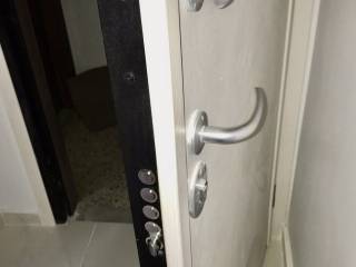 Forumland Real Estate, Θωρακισμένη πόρτα