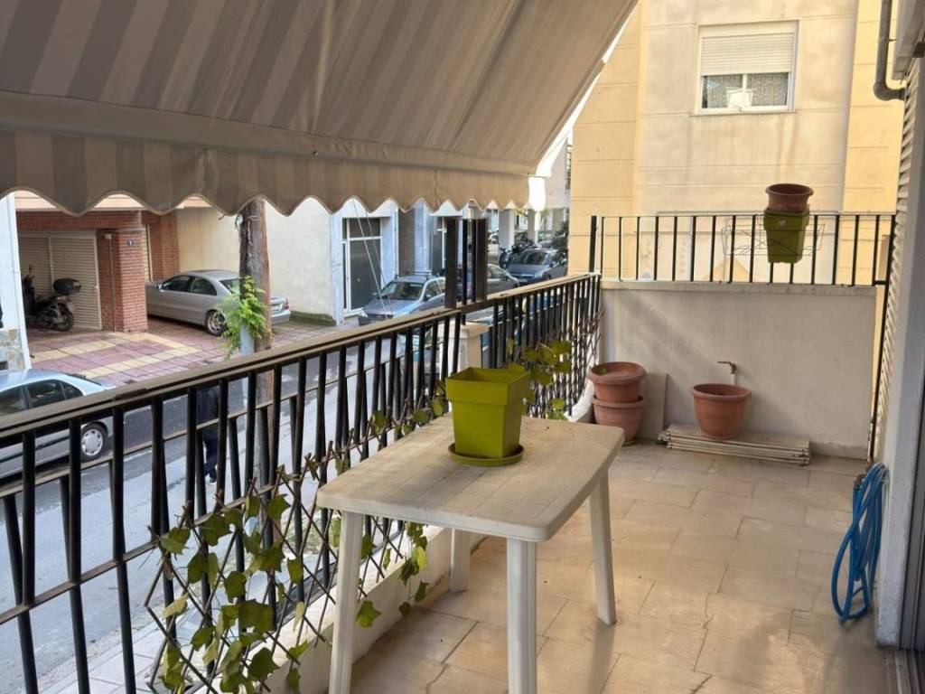 εμπρόσθιο μπαλκονι