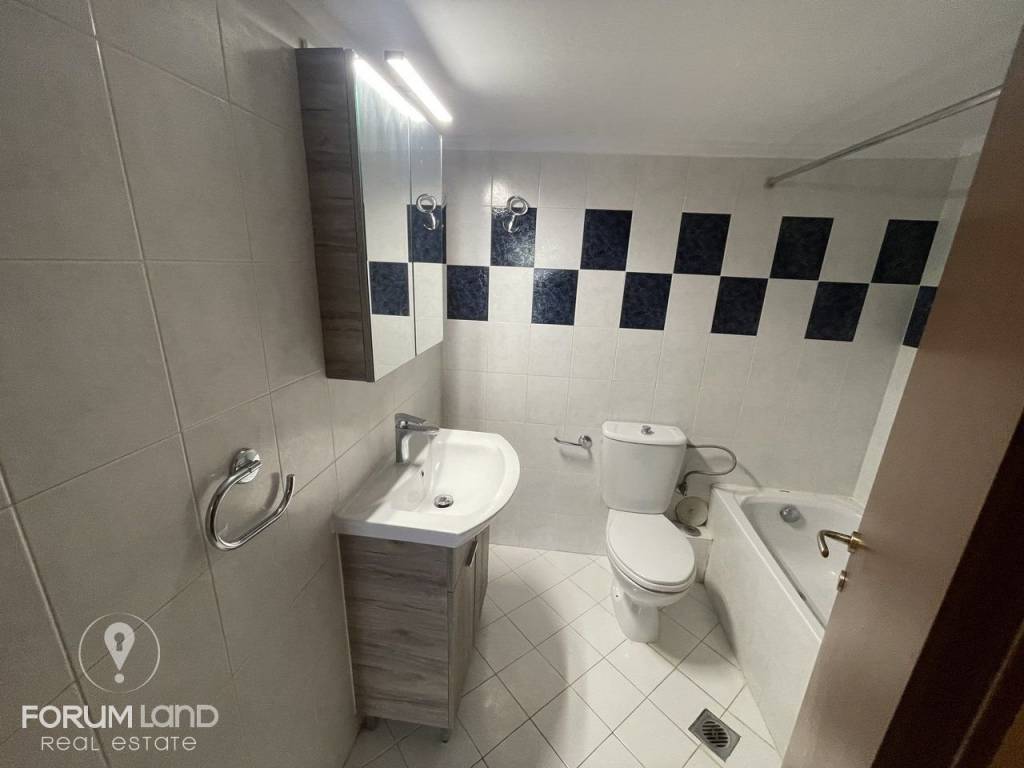 Forumland Real Estate, Μπάνιο