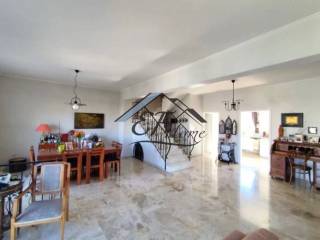 Ενιαίος χώρος σαλόνι-τραπεζαρία