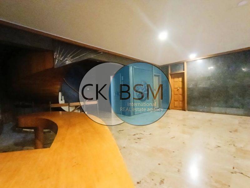 Είσοδος γραφείου / Office entrance