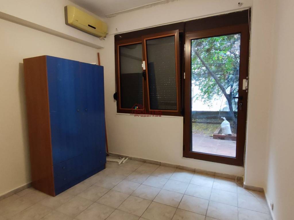 Δωμάτιο με ντουλάπα