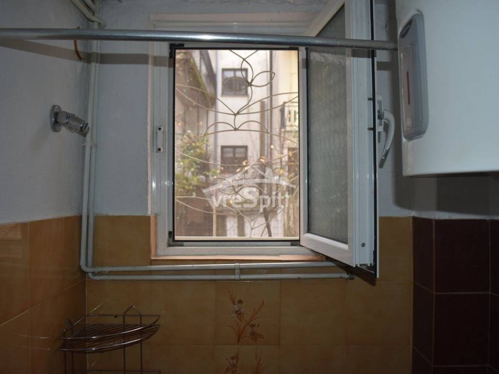 ΠΑΡΑΘΥΡΟ ΛΟΥΤΡΟΥ