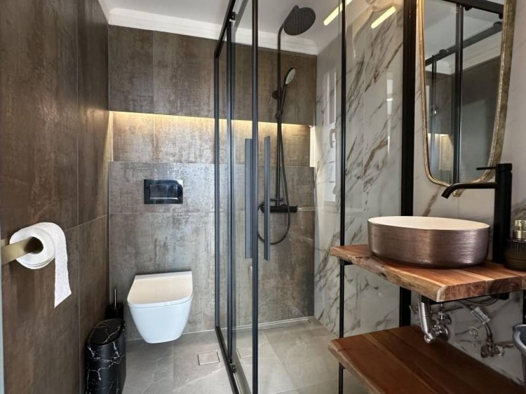 Μπάνιο δωμάτιου υπηρεσίας