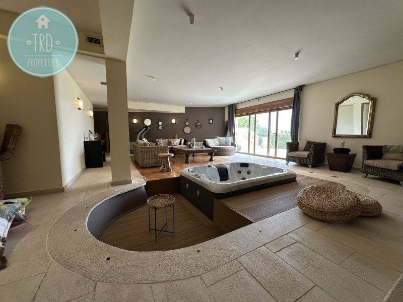 Σαλόνι με τζακούζι