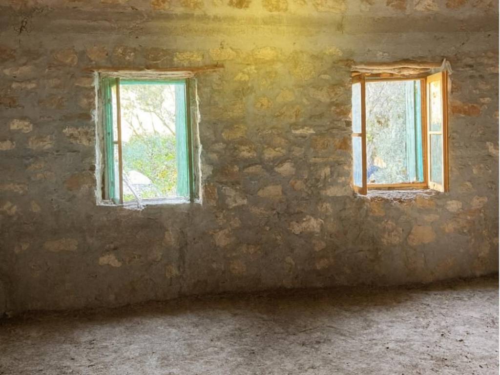 Old stone detached house with a total area of 75 sq.m.