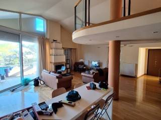 Luxuriously built, 2nd and 3rd floor apartment