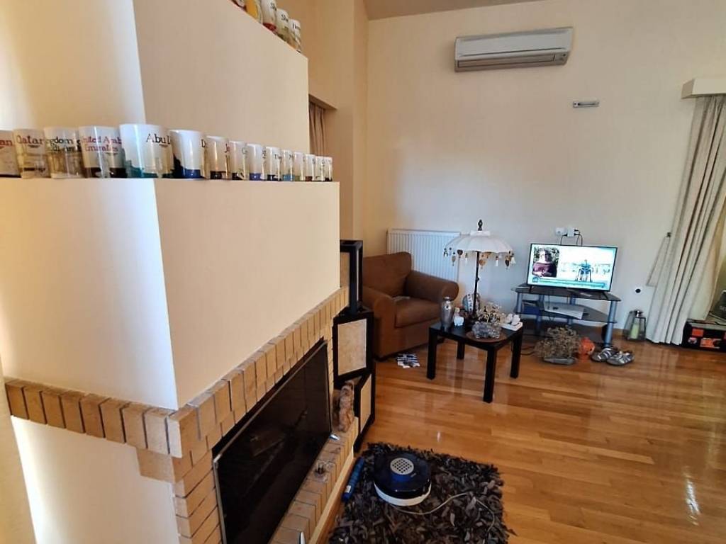 Luxuriously built, 2nd and 3rd floor apartment