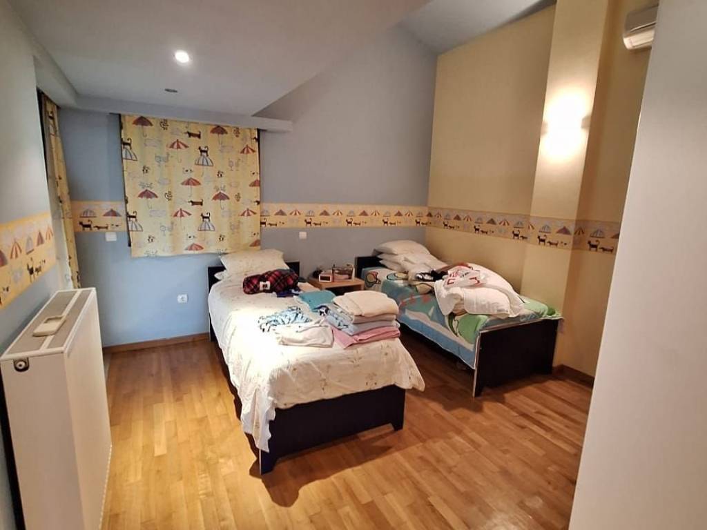 Luxuriously built, 2nd and 3rd floor apartment