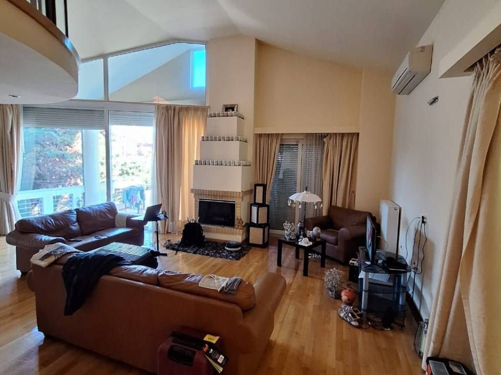 Luxuriously built, 2nd and 3rd floor apartment