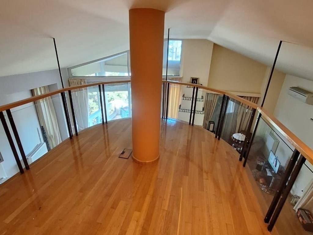 Luxuriously built, 2nd and 3rd floor apartment