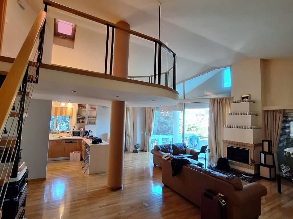 Luxuriously built, 2nd and 3rd floor apartment