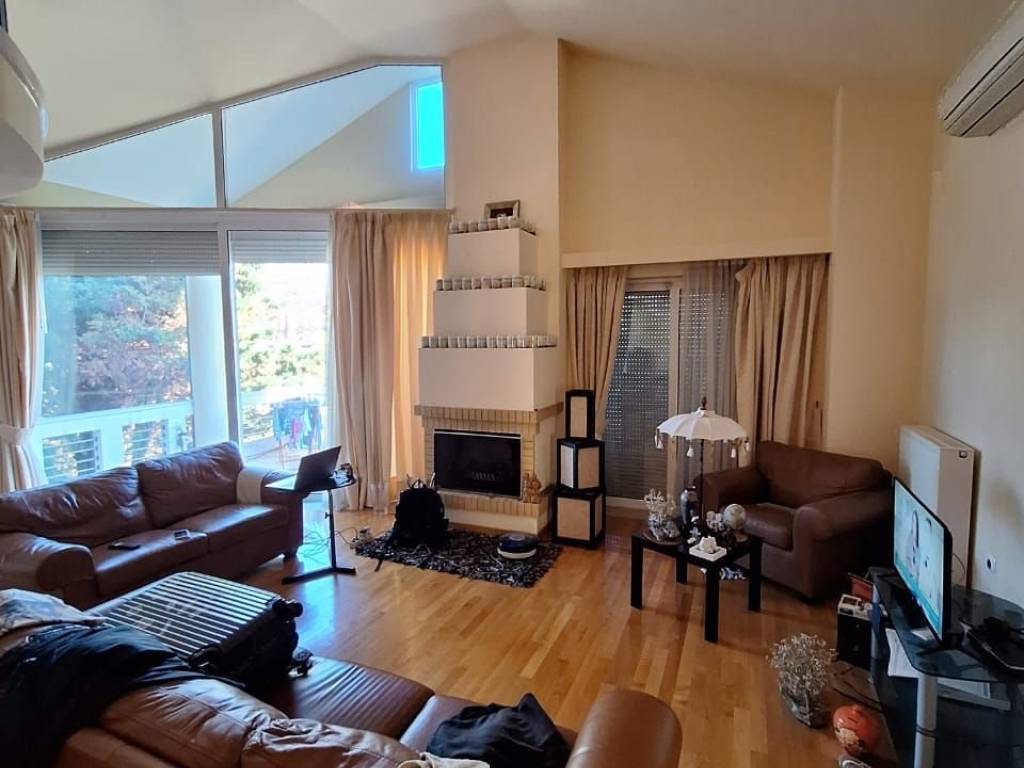 Luxuriously built, 2nd and 3rd floor apartment