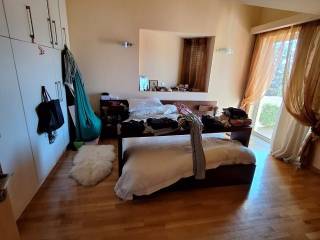 Luxuriously built, 2nd and 3rd floor apartment