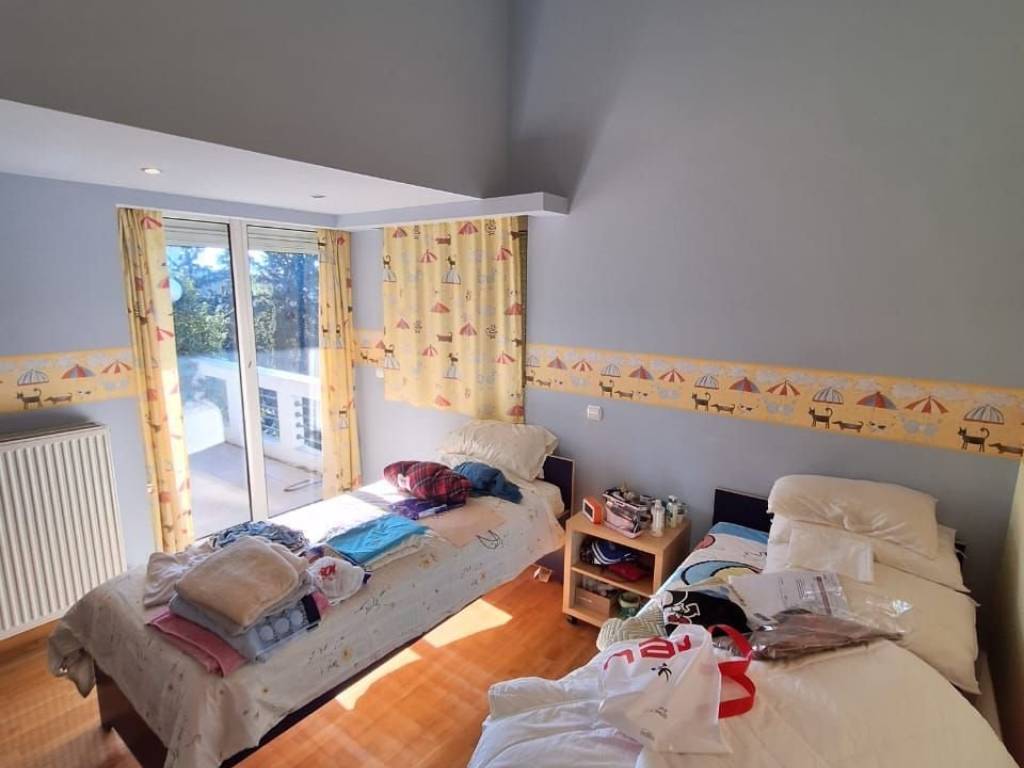 Luxuriously built, 2nd and 3rd floor apartment