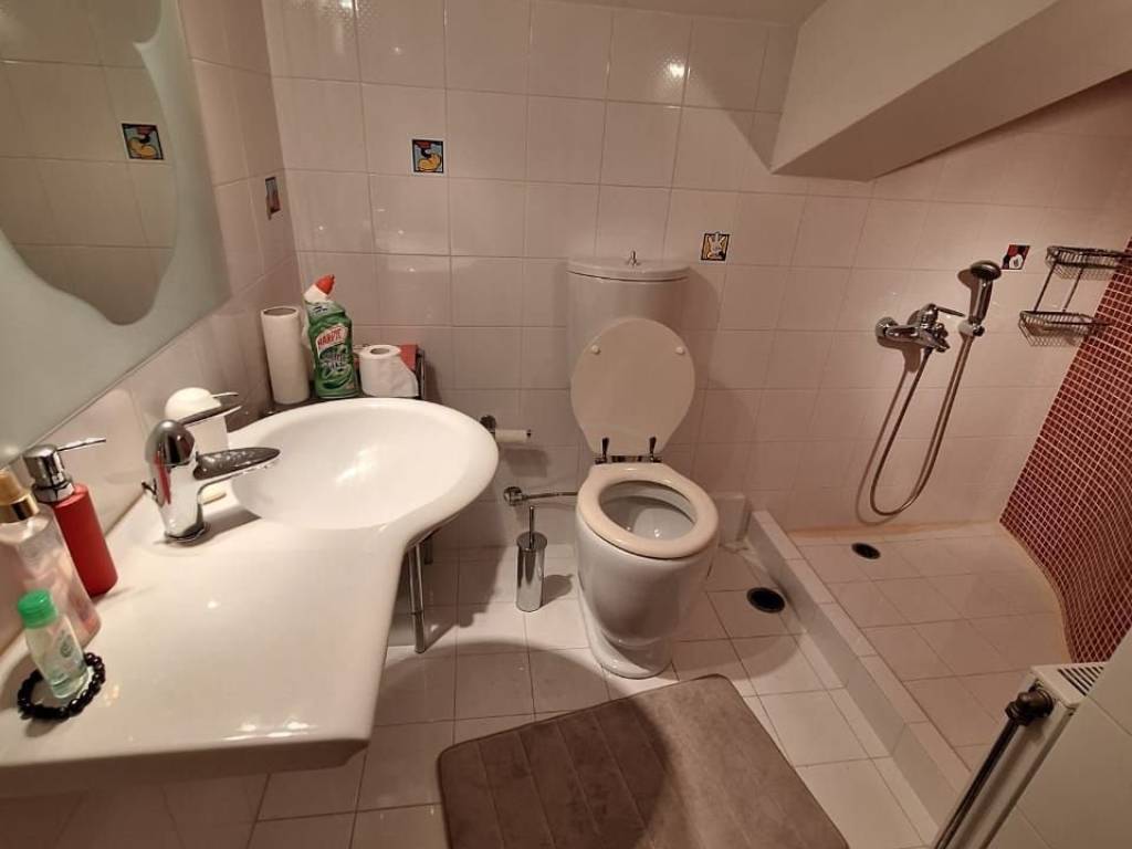 Luxuriously built, 2nd and 3rd floor apartment