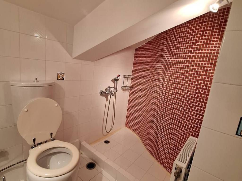 Luxuriously built, 2nd and 3rd floor apartment