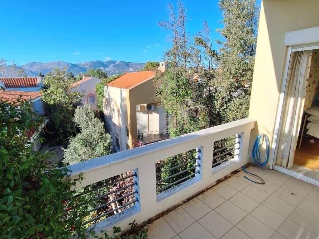 Luxuriously built, 2nd and 3rd floor apartment