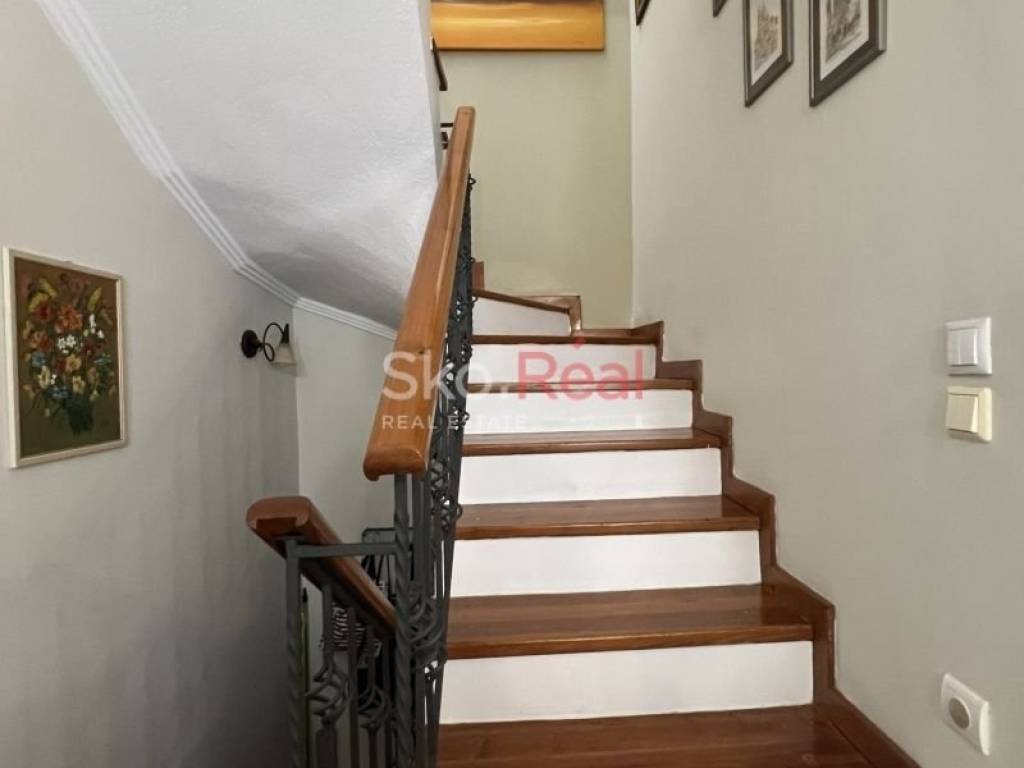 Εσωτερική σκάλα με επένδυση ξύλου