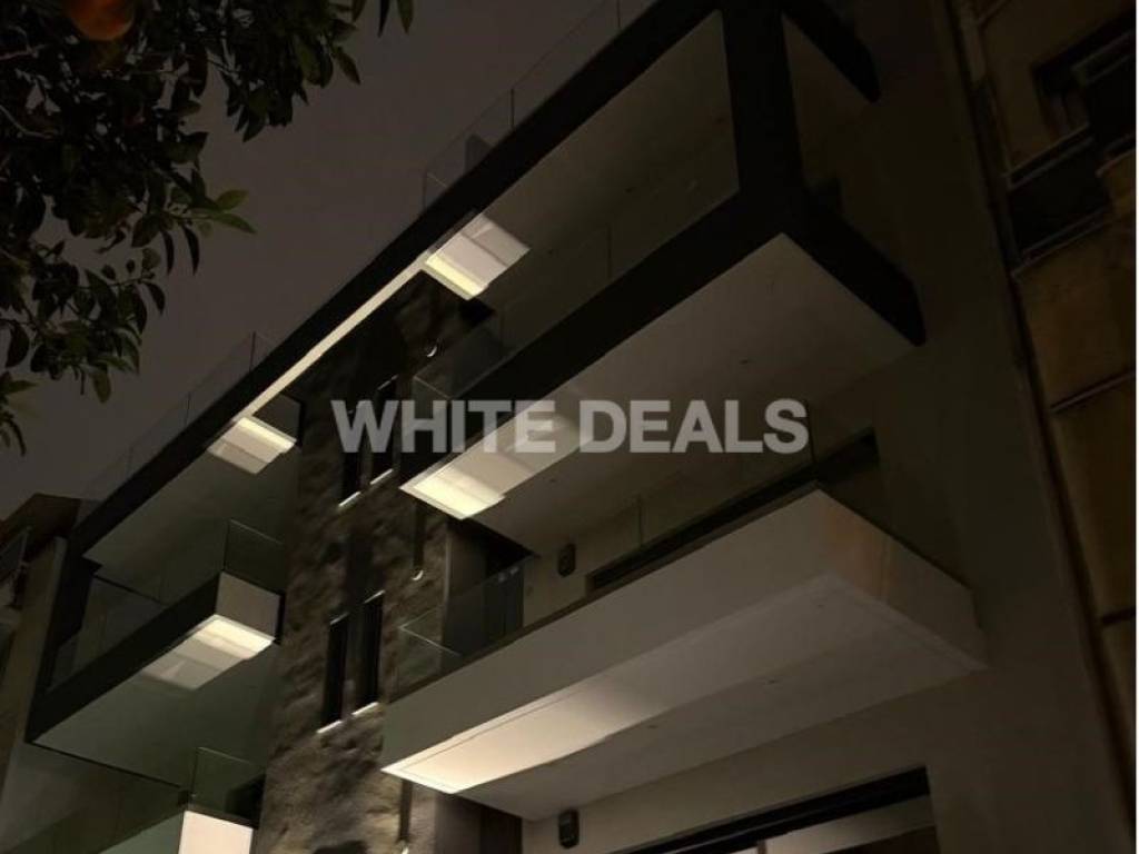 Βραδινή εξωτερική άποψη πολυκατοικίας