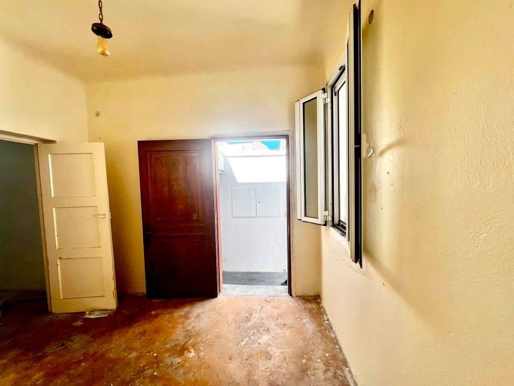 TMEMA APO TO ESOTERIKO TES KATOIKIAS