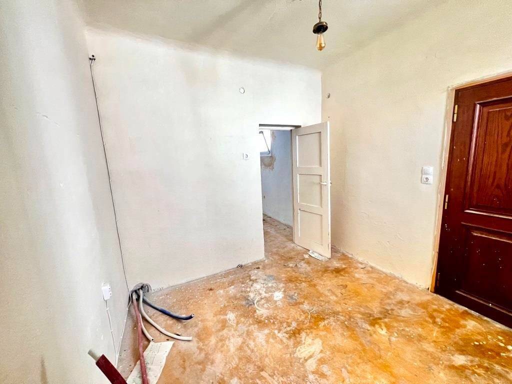 TMEMA APO TO ESOTERIKO TES KATOIKIAS