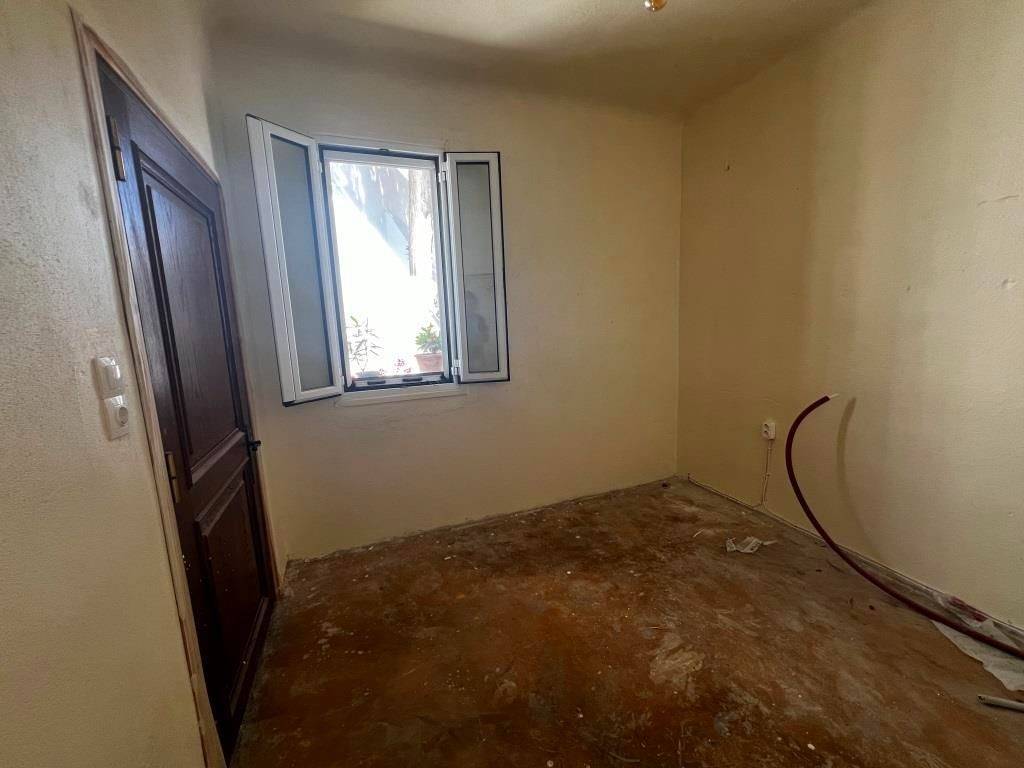 TMEMA APO TO ESOTERIKO TES KATOIKIAS