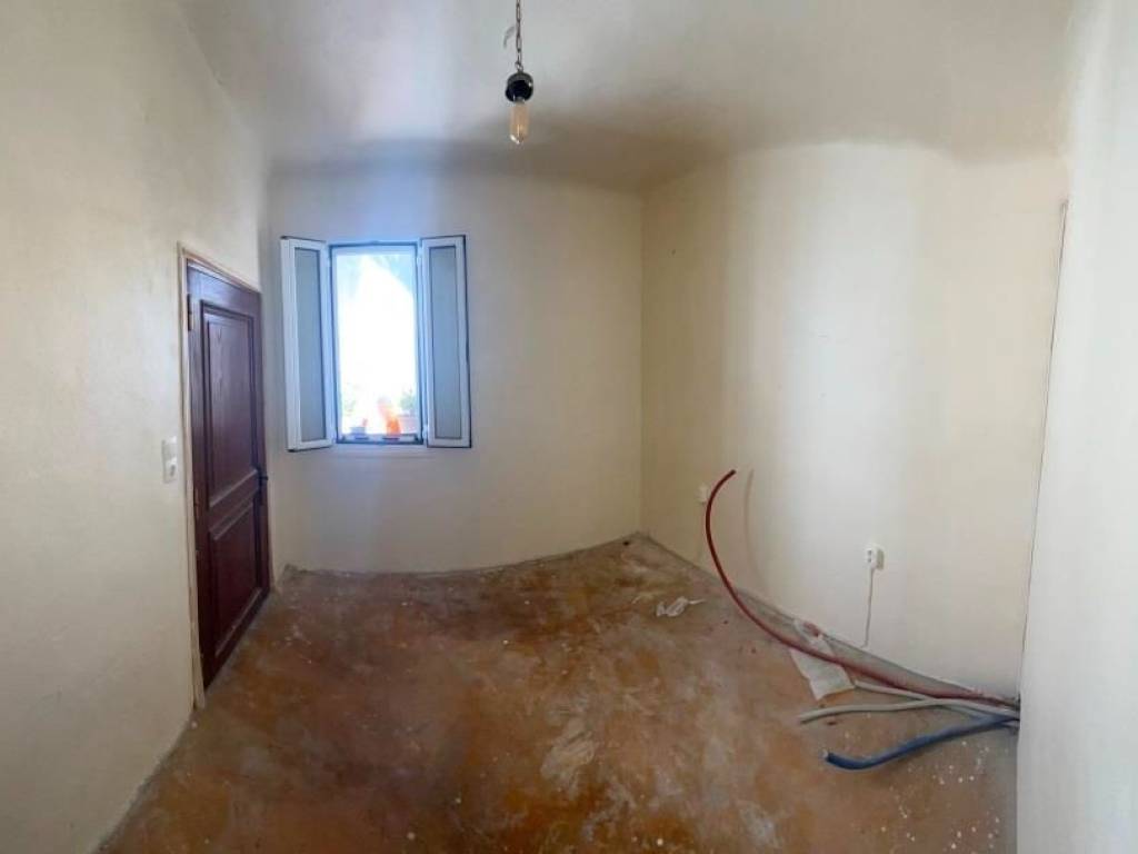 TMEMA APO TO ESOTERIKO TES KATOIKIAS