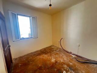 TMEMA APO TO ESOTERIKO TES KATOIKIAS