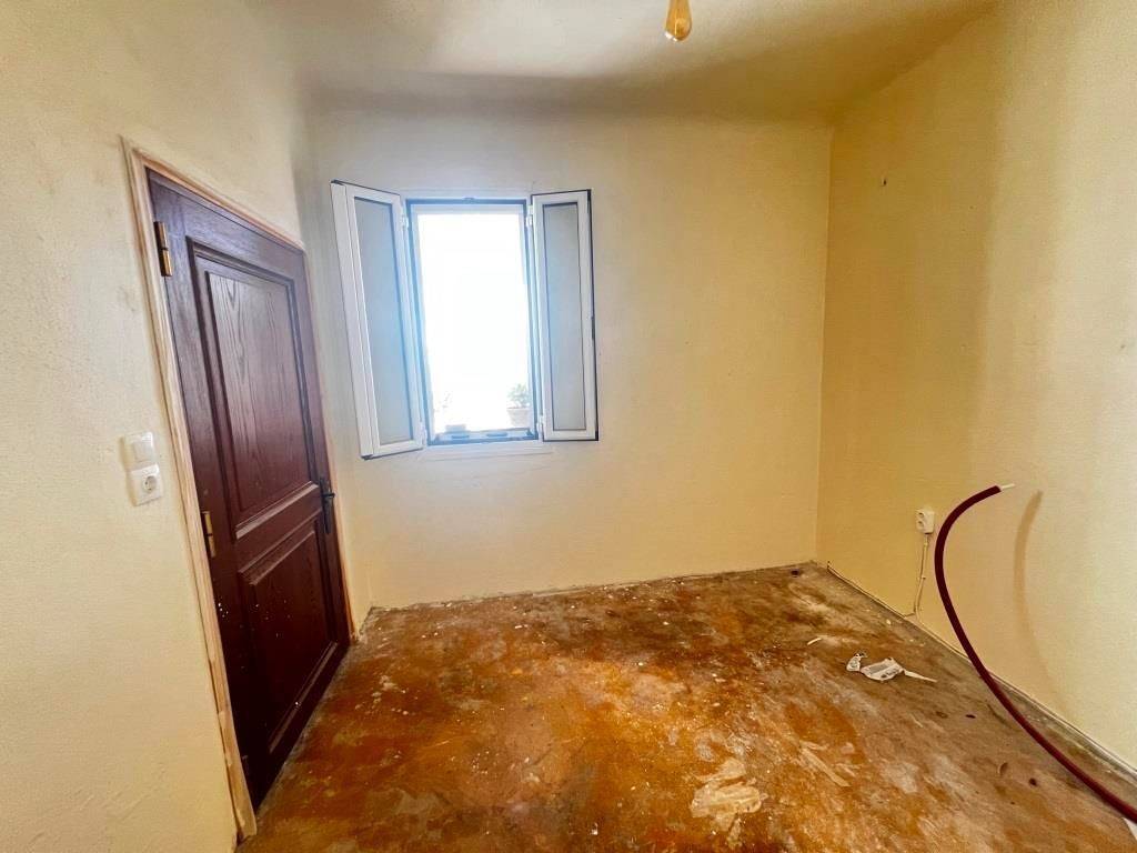 TMEMA APO TO ESOTERIKO TES KATOIKIAS