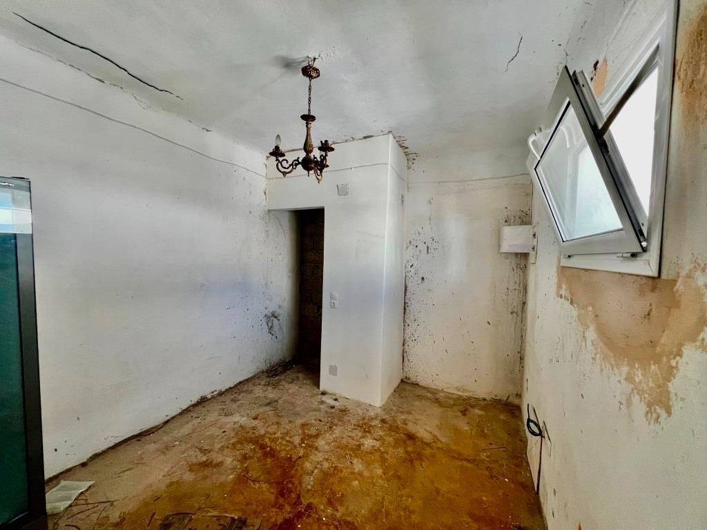 TMEMA APO TO ESOTERIKO TES KATOIKIAS