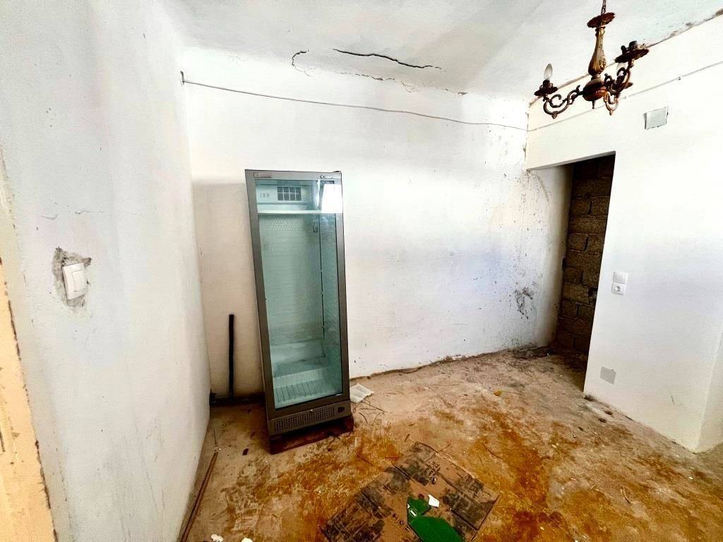 TMEMA APO TO ESOTERIKO TES KATOIKIAS