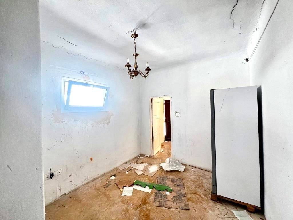 TMEMA APO TO ESOTERIKO TES KATOIKIAS