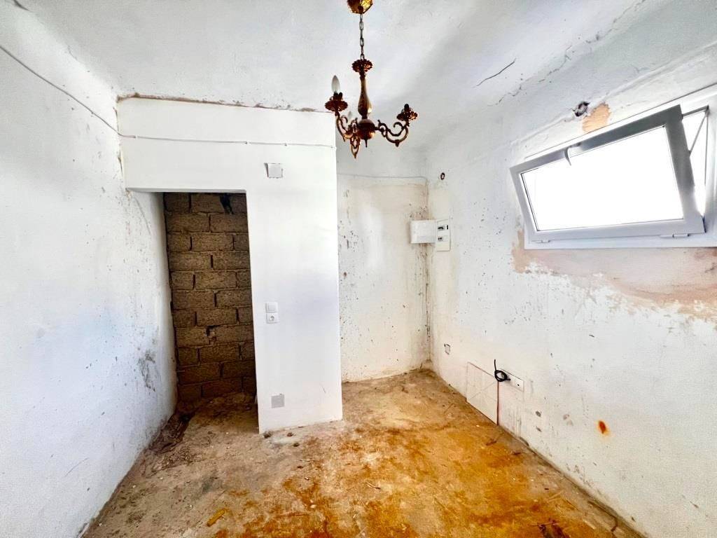 TMEMA APO TO ESOTERIKO TES KATOIKIAS