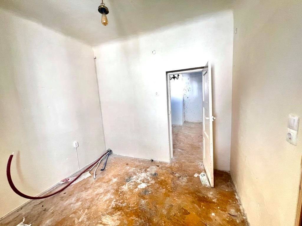 TMEMA APO TO ESOTERIKO TES KATOIKIAS