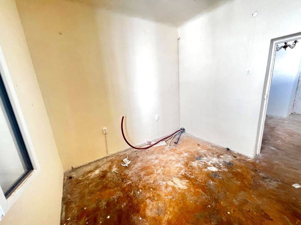 TMEMA APO TO ESOTERIKO TES KATOIKIAS