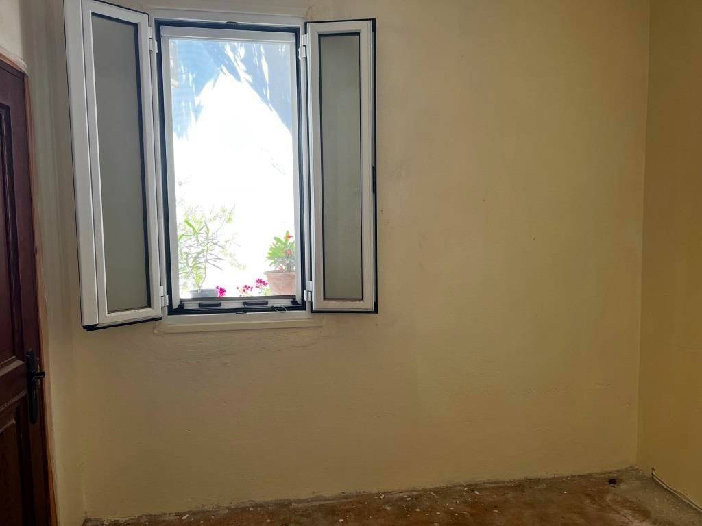 TMEMA APO TO ESOTERIKO TES KATOIKIAS