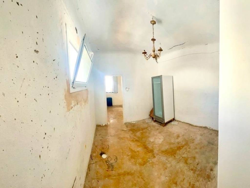 TMEMA APO TO ESOTERIKO TES KATOIKIAS