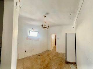 TMEMA APO TO ESOTERIKO TES KATOIKIAS