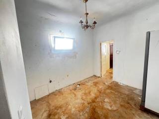 TMEMA APO TO ESOTERIKO TES KATOIKIAS