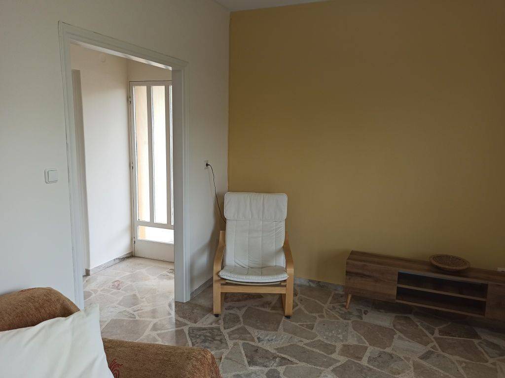 THE LIVING ROOM OF THE APARTMENT