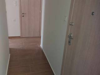 Είσοδος δεξιά