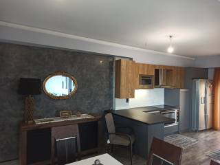 ΣΑΛΟΝΙ-ΤΡΑΠΕΖΑΡΙΑ-ΚΟΥΖΙΝΑ ΤΗΣ ΜΕΖΟΝΕΤΑΣ, ΠΡΩΤΟΣ ΟΡΟΦΟΣ