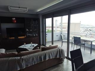 ΣΑΛΟΝΙ-ΤΡΑΠΕΖΑΡΙΑ-ΚΟΥΖΙΝΑ ΤΗΣ ΜΕΖΟΝΕΤΑΣ, ΠΡΩΤΟΣ ΟΡΟΦΟΣ