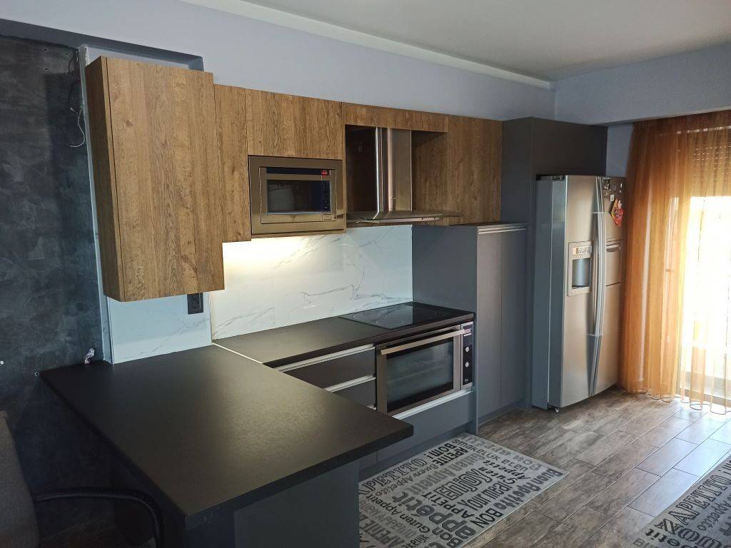 ΣΑΛΟΝΙ-ΤΡΑΠΕΖΑΡΙΑ-ΚΟΥΖΙΝΑ ΤΗΣ ΜΕΖΟΝΕΤΑΣ, ΠΡΩΤΟΣ ΟΡΟΦΟΣ