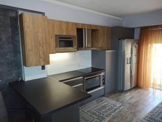 ΣΑΛΟΝΙ-ΤΡΑΠΕΖΑΡΙΑ-ΚΟΥΖΙΝΑ ΤΗΣ ΜΕΖΟΝΕΤΑΣ, ΠΡΩΤΟΣ ΟΡΟΦΟΣ