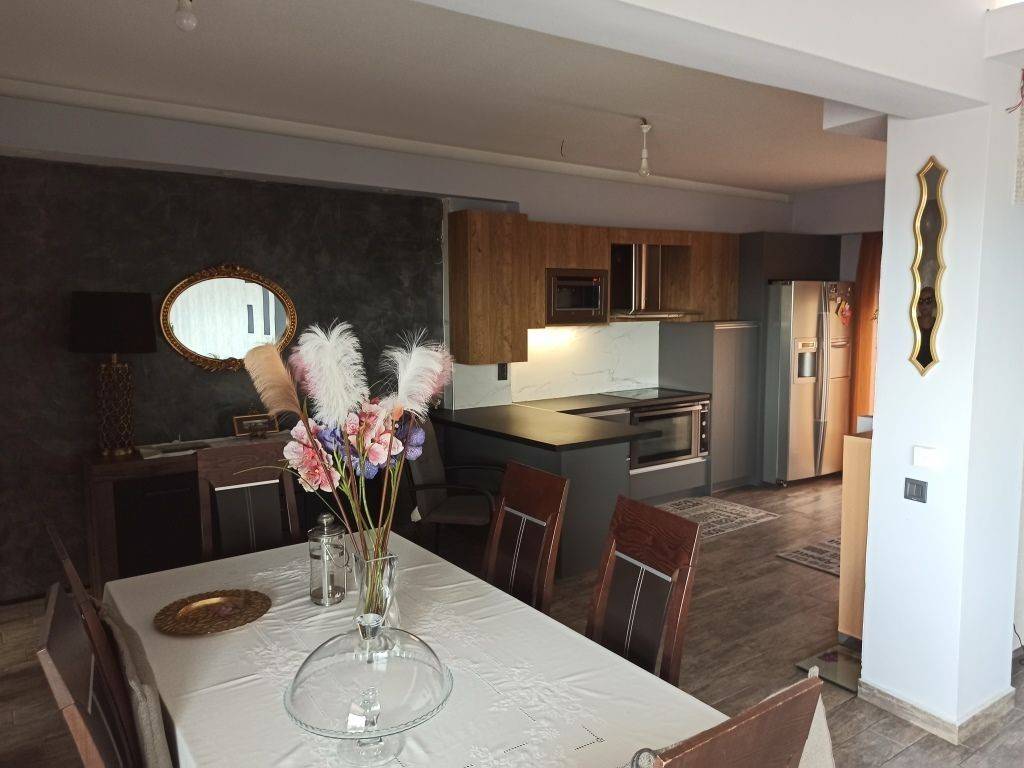 ΣΑΛΟΝΙ-ΤΡΑΠΕΖΑΡΙΑ-ΚΟΥΖΙΝΑ ΤΗΣ ΜΕΖΟΝΕΤΑΣ, ΠΡΩΤΟΣ ΟΡΟΦΟΣ