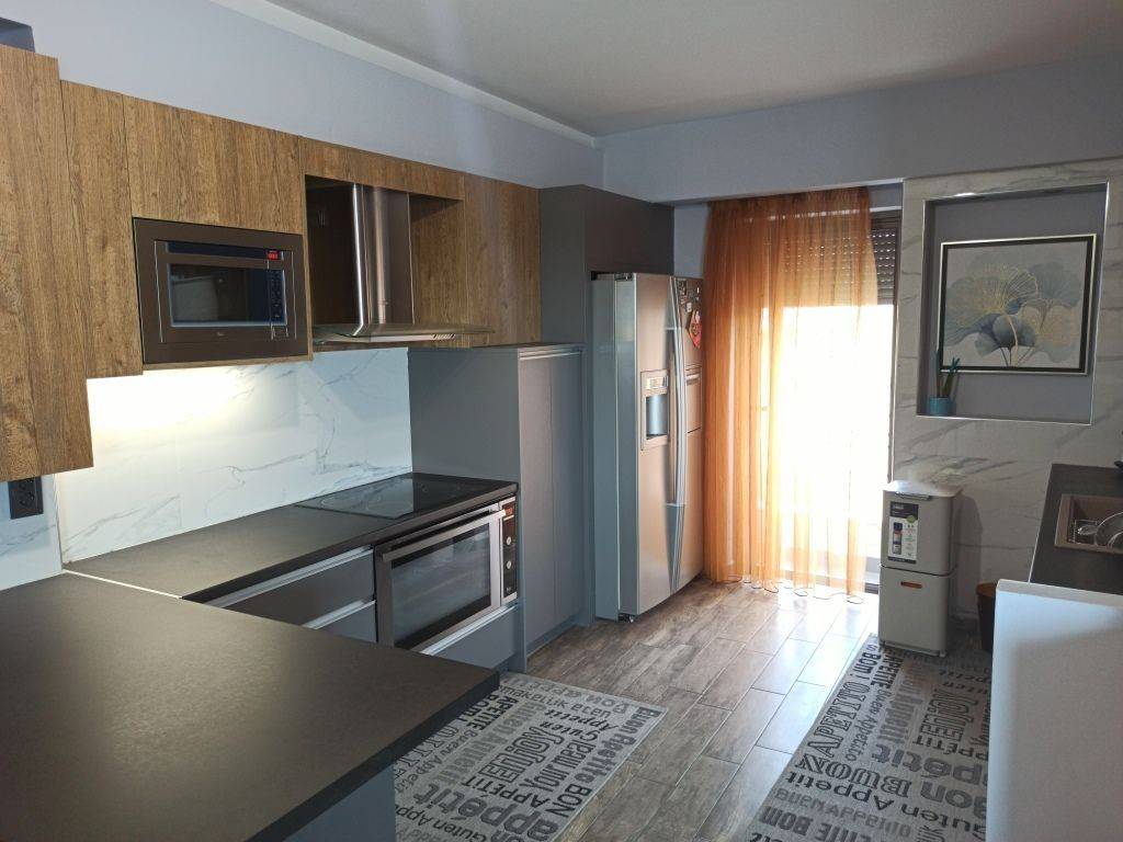 ΣΑΛΟΝΙ-ΤΡΑΠΕΖΑΡΙΑ-ΚΟΥΖΙΝΑ ΤΗΣ ΜΕΖΟΝΕΤΑΣ, ΠΡΩΤΟΣ ΟΡΟΦΟΣ